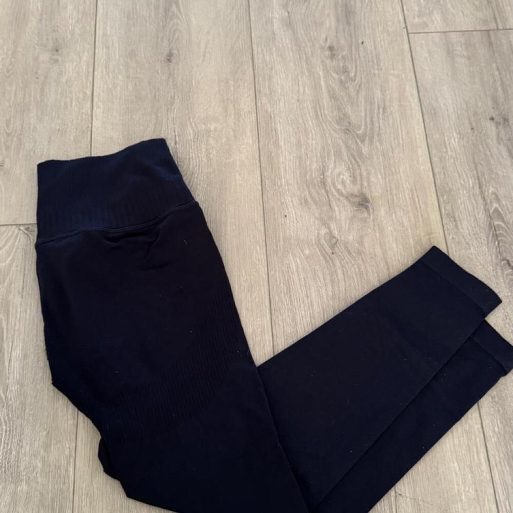 Black ribbed leggings with fold